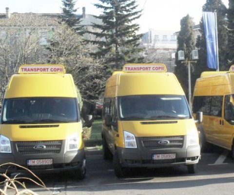 Elevii din Crucea au primit un microbuz şcolar